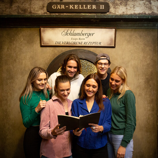 Gruppe junger Leute im ersten Schlumberger Escape Room in der Wiener Sektkellerei