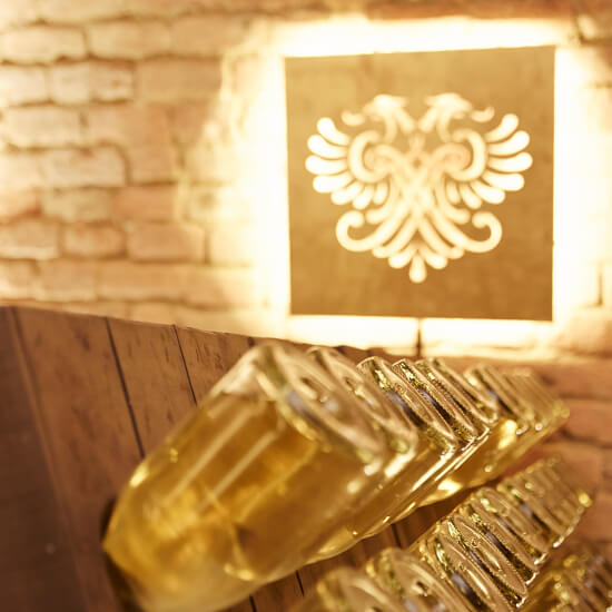 Ausschnitt der Schlumberger Kellerwelten mit Rüttelpult und Logo