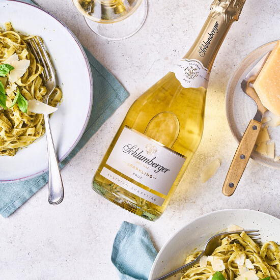 Schlumberger Sparkling Brut Flasche auf gedecktem Tisch mit Pastagerichten