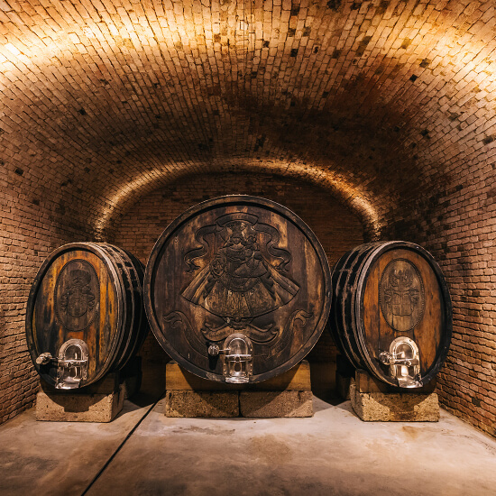 Alte Holzfässer in den Schlumberger Kellerwelten.