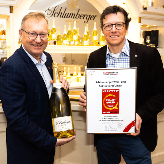 Schlumberger Geschäftsführer Benedikt Zacherl (rechts im Bild) freut sich über die Auszeichnung, überreicht von Prof. Dr. Werner Beutelmeyer