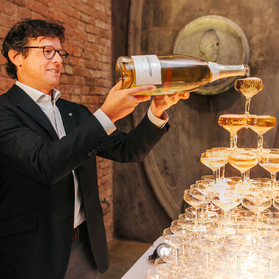 Schlumberger-Geschäftsführer Benedikt Zacherl beim Einschenken in den Kellerwelten