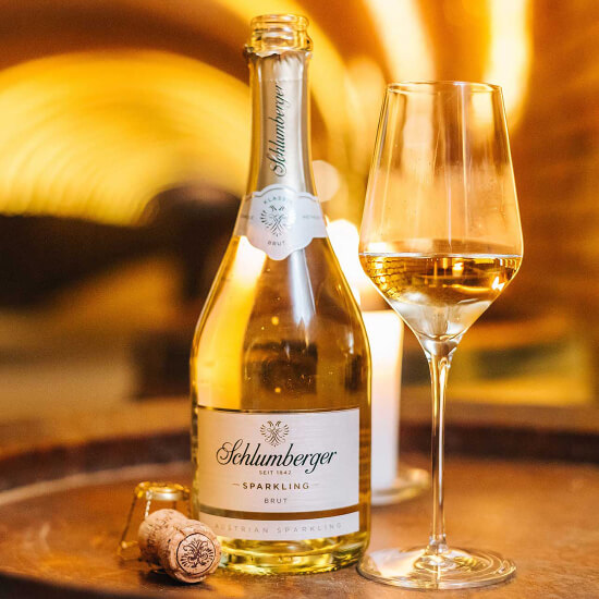 Flasche Schlumberger Sparkling Brut 750ml auf Holzfass in der Sektkellerei.