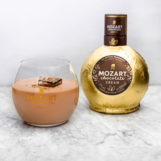 Mozart Chocolate Likör und gefülltes Glas mit Schokolade