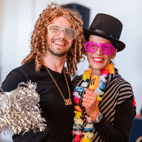 Personen verkleidet in Faschingskostüme