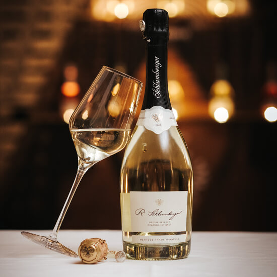 Schlumberger Grosse Reserve mit Weinglas in den Schlumberger Kellerwelten