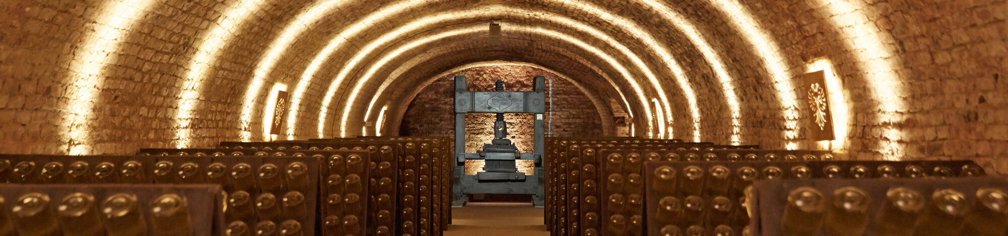 Schlumberger Sektflaschen platziert in Rüttelpulten in den Kellerwelten