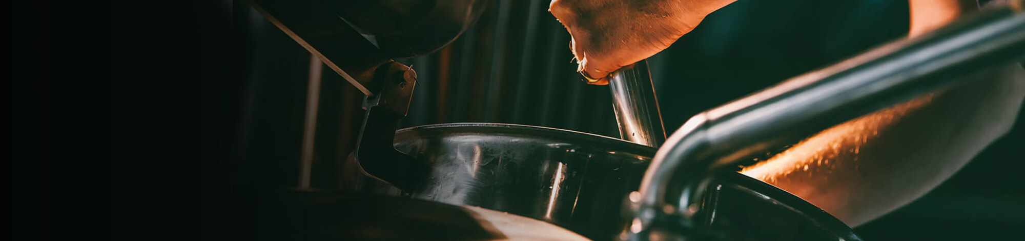 Arbeiter bei der Spirituosenherstellung in der Mozart Distillerie Salzburg