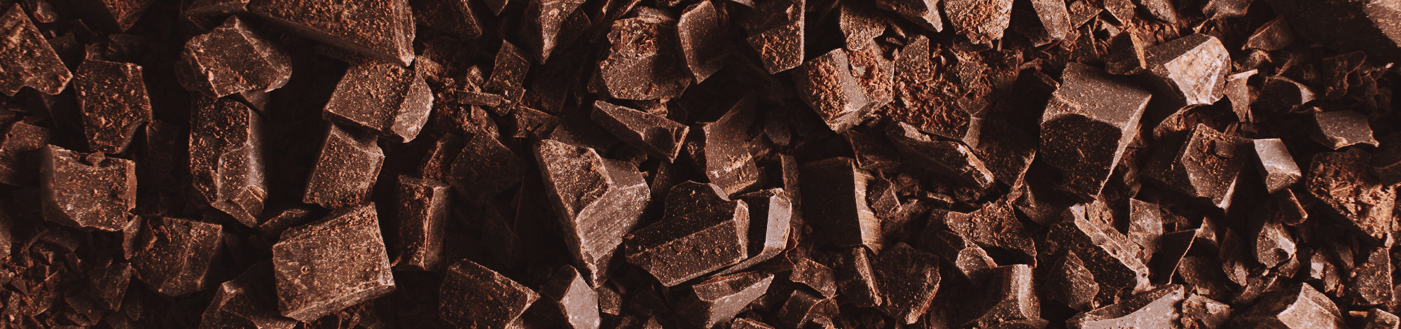 zerkleinerte Stücke dunkler Schokolade