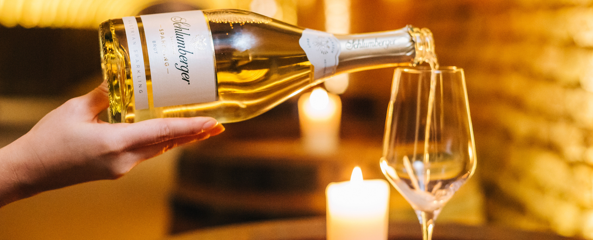 Schlumberger Sparkling Brut Flasche in den Kellerwelten beim Einschenken