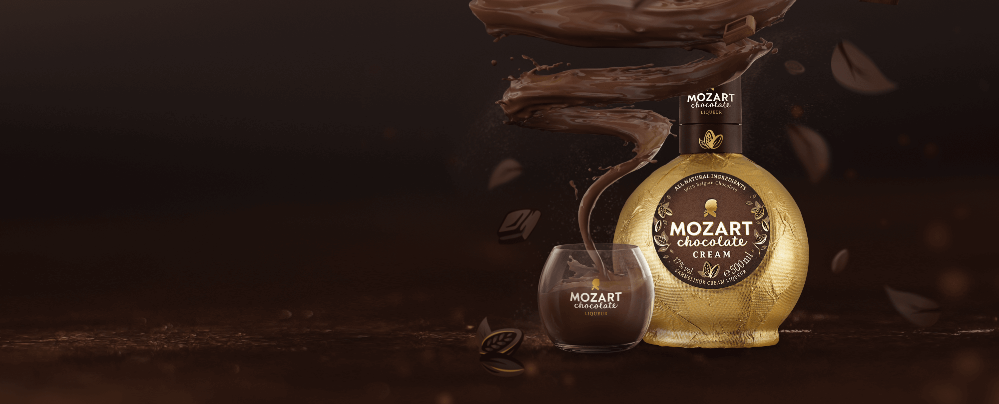 Mozart Cream Chocolate Likör mit gefülltem Glas in Vordergrund