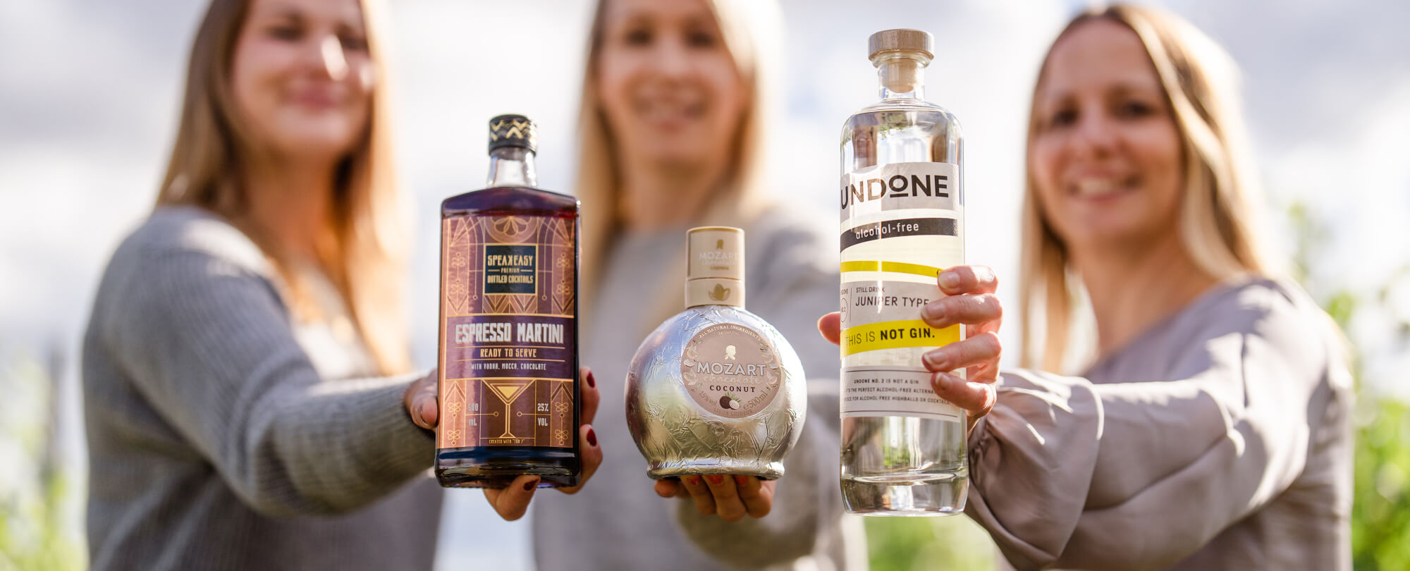 Verschiedene Marken von Schlumberger präsentiert von drei Damen.