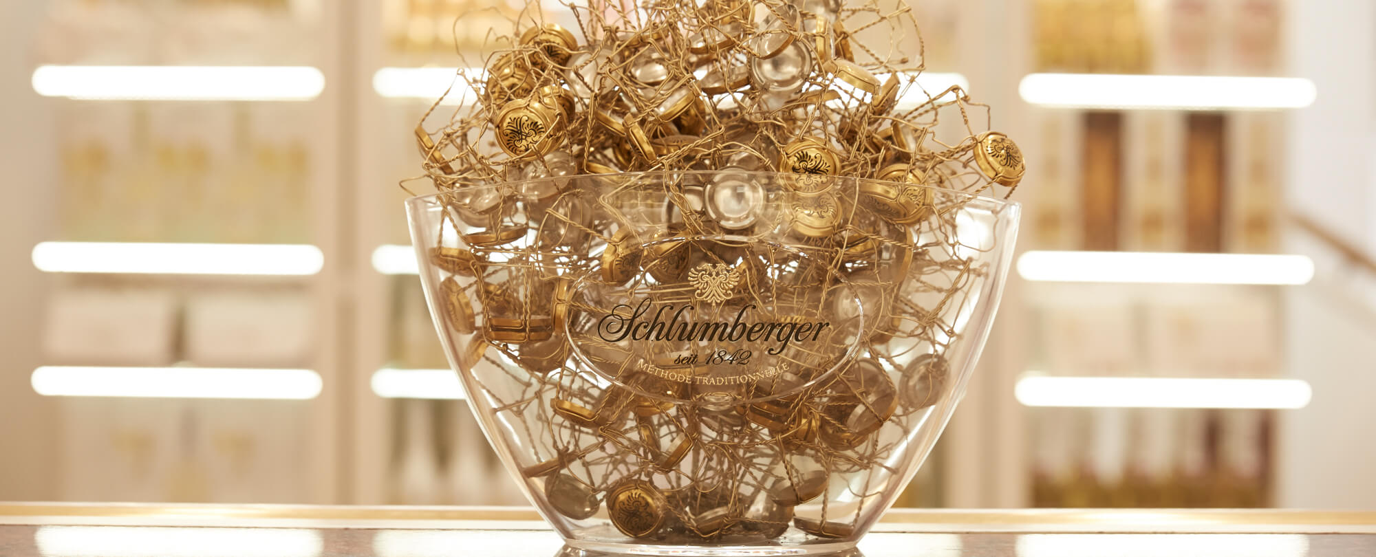 Ein Glas voller Schlumberger Kronkorken auf einer Bar