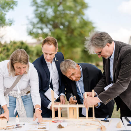 Schlumberger Mitarbeiter beim gemeinsamen bauen eines Vogelhauses