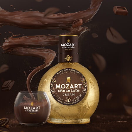 Mozart Cream Chocolate Likör mit gefülltem Glas in Vordergrund