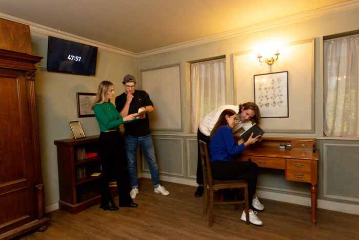 Gruppe junger Leute im ersten Schlumberger Escape Room in der Wiener Sektkellerei