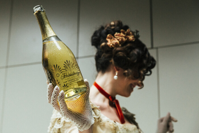 Frau mit einer Schlumberger 750ml Flasche der 180 Jahre Jubiläumsedition