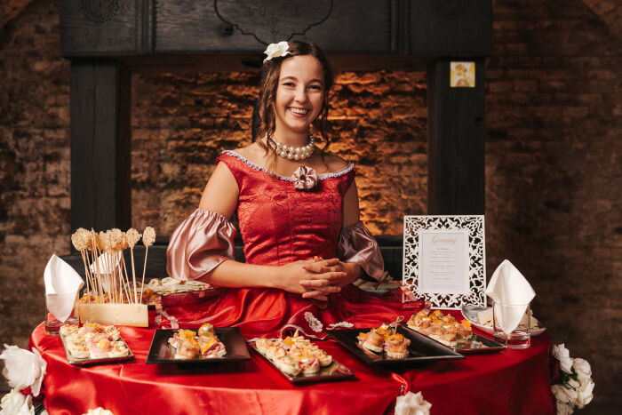 Frau mit Tischkleid und Leckereien beim Schlumberger Sparkling Brunch