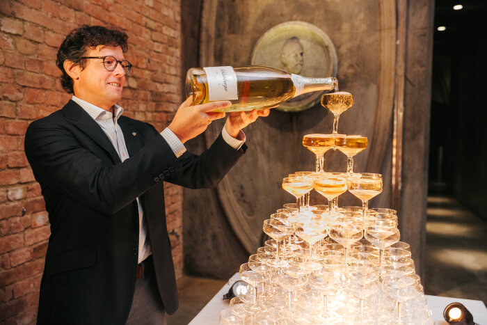 Schlumberger-Geschäftsführer Benedikt Zacherl beim Einschenken in den Kellerwelten