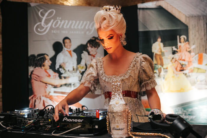Drag-DJane Tamara Mascara beim Schlumberger Sparkling Brunch