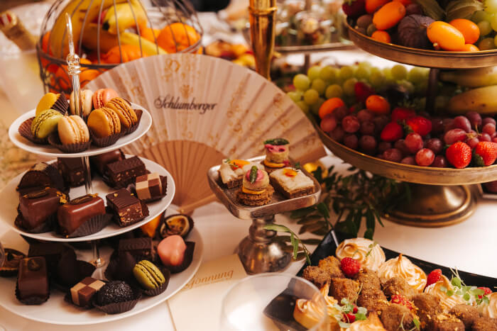 Gedeckter Tisch mit Leckereien beim Schlumberger Sparkling Brunch