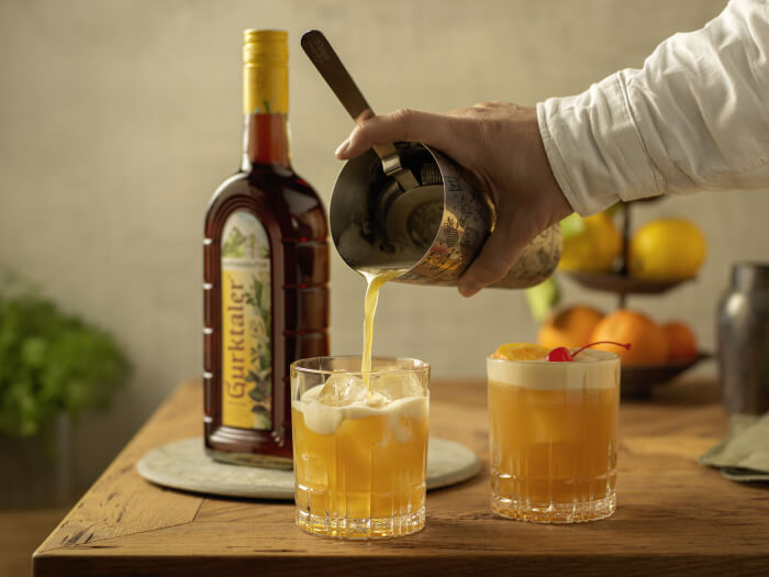 In neuer Tracht: Gurktaler der Milde Alpenkräuter 0,7l mit zwei Cocktails