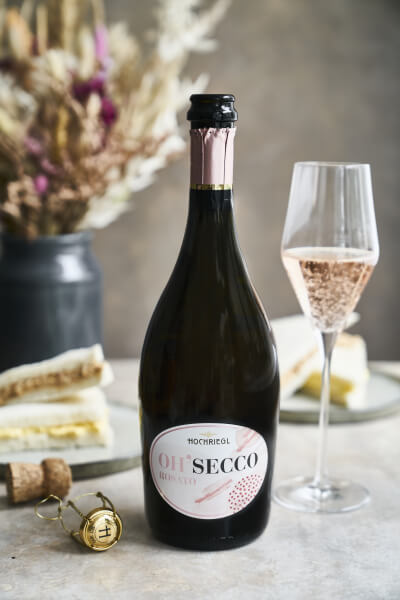 Hochriegl Oh'Secco Rosato 0,7l mit Gläser auf gedeckten Tisch