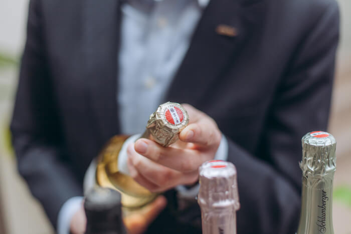 Die rot-weiß-rote Banderole ist das Gütesiegel der Schlumberger Sektflaschen