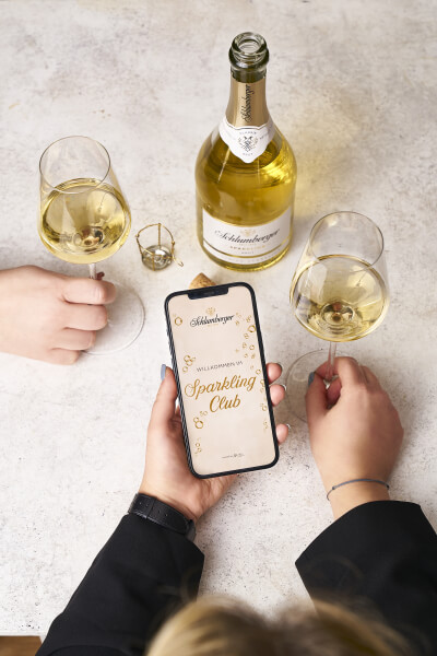 Treuer Schlumberger Marken-Fan nutzt Sparkling Club App am Handy