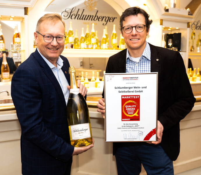 Geschäftsführer Benedikt Zacherl freut sich über die Auszeichnung, überreicht von Prof. Dr. Werner Beutelmeyer