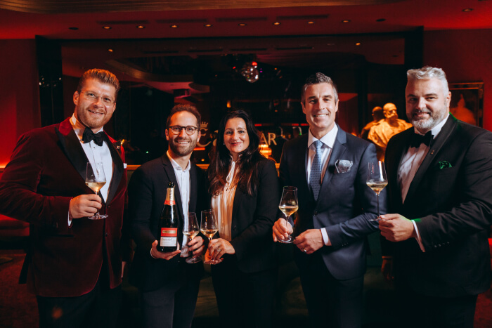 P.M. Mounier mit dem Team der Eden Bar sowie Piper Heidsieck